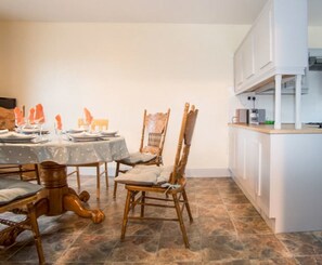 House | Private kitchen | Fridge, microwave, oven, stovetop