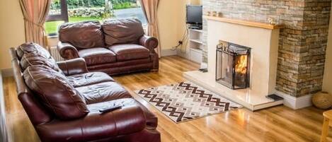 独立别墅 | 客厅 | 30-英寸电视 (配备数码频道)、壁炉