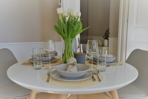 Design-Apartment (TOP 10) | Essbereich im Zimmer
