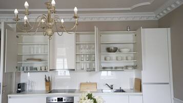 Premier Apartment (Townhouse Dream) | Private kitchen | Fridge, oven, stovetop, dishwasher