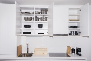 Estudio económico (TOP 1) | Cocineta privada | Refrigerador, horno, parrilla de estufa y lavavajillas