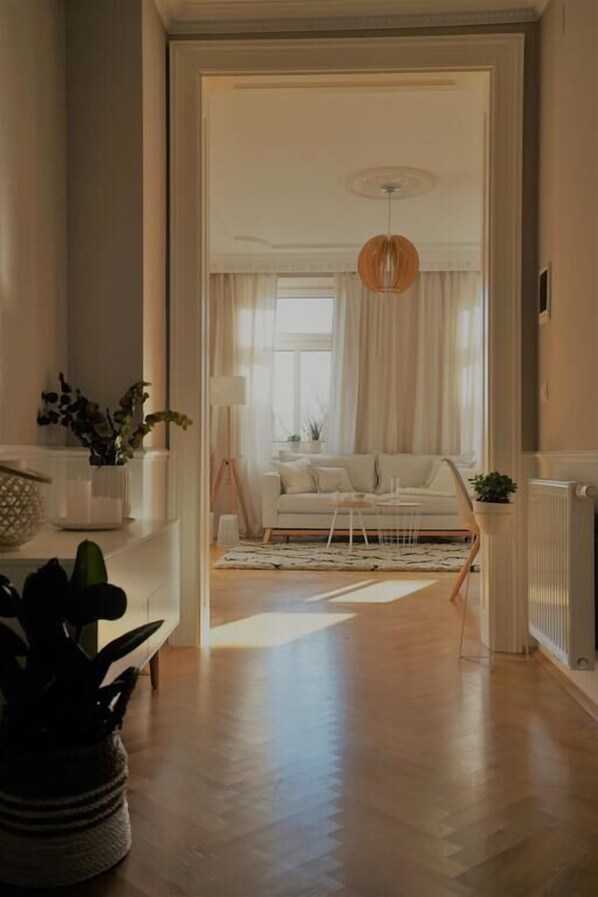 Departamento exclusivo (TOP 7) | Área de sala de estar | Televisión