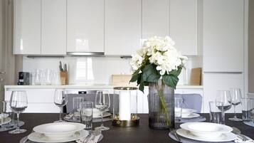 Premier-Apartment (Townhouse Dream) | Essbereich im Zimmer