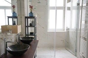 Premier Apartment (Townhouse Dream) | Bathroom | Hair dryer, towels, toilet paper