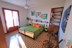 6 chambres, bureau, fer et planche à repasser, lit parapluie