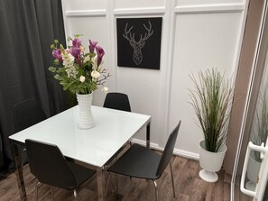 House | In-room dining - 3 Bed House (Birmingham)