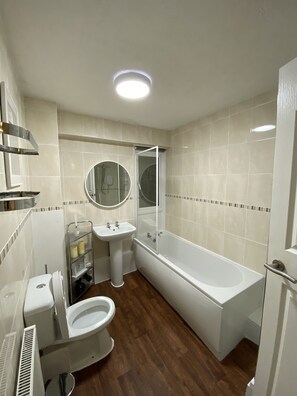 House | Bathroom | Shower, free toiletries, hair dryer, towels - 3 Bed House (Birmingham)