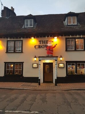 ด้านหน้าที่พัก - ตอนเย็น/กลางคืน