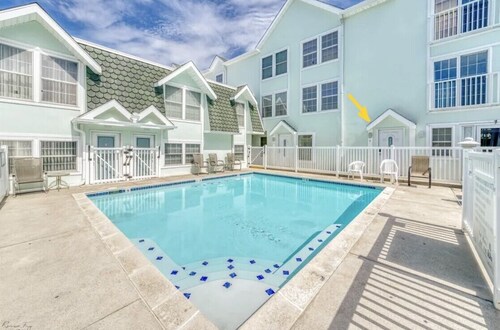 All Yr 3 bdr 2 bath Townhouse with POOL  - 1.5 Blocks to Beach/ Convention Ctr