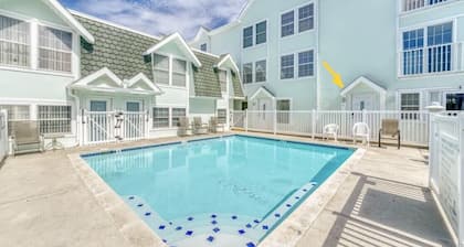 All Yr 3 bdr 2 bath Townhouse with POOL - 1.5 Blocks to Beach/ Convention Ctr