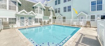 All Yr 3 bdr 2 bath Townhouse with POOL - 1.5 Blocks to Beach/ Convention Ctr