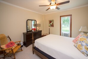 5 bedrooms, desk, iron/ironing board, travel crib