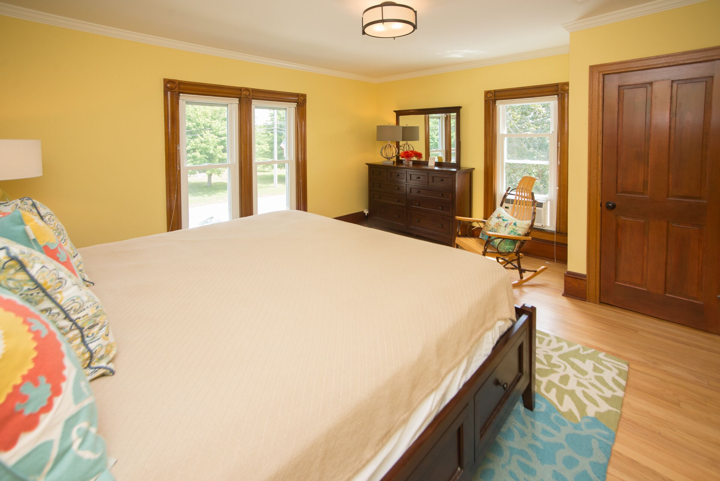5 bedrooms, desk, iron/ironing board, travel crib