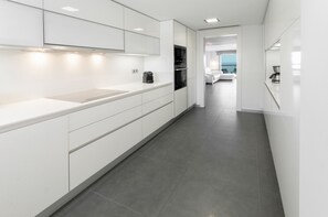 Réfrigérateur, four à micro-ondes, un four, lave-vaisselle