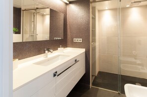 Douche, sèche-cheveux, serviettes fournies