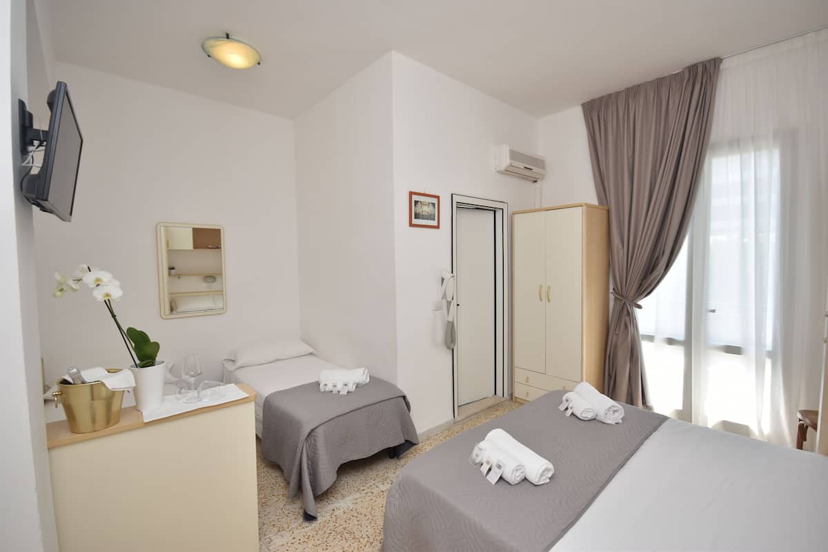 Habitación cuádruple estándar | Ropa de cama de alta calidad, wifi gratis y ropa de cama