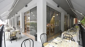 Aperto a colazione, pranzo e cena, cucina regionale