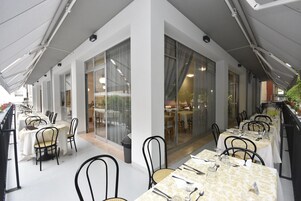 Breakfast, lunch, dinner served; Regional cuisine 