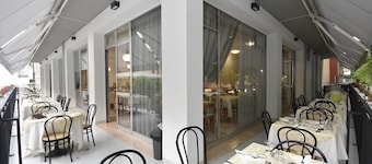Lively Hotel