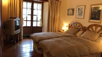 4 bedrooms, free WiFi, bed sheets