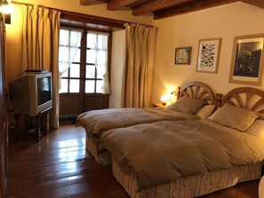 4 bedrooms, free WiFi, bed sheets