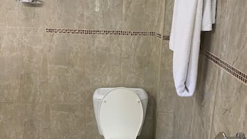 Chuveiro, produtos de toalete grátis, toalhas de banho