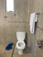 Ducha, artículos de tocador gratuitos, toallas