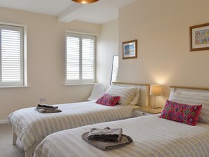 3 bedrooms, free WiFi, bed sheets - 3 bedroom accommodation in Whitby (Whitby)