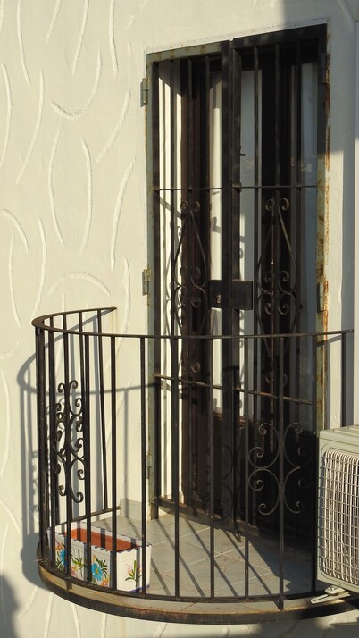 3 Bed Apartment, 2 Bathrooms, Small Terrace, Communal Pool