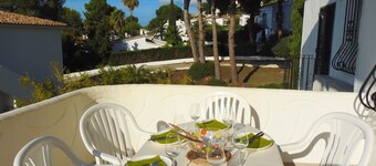 Appartement de 3 chambres, 2 salles de bains, petite terrasse, piscine commune