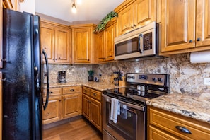 Frigorífico, microondas, horno y placa de cocina