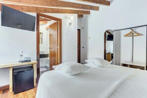 Basic-Doppelzimmer | Zimmersafe, Schreibtisch, laptopgeeigneter Arbeitsplatz