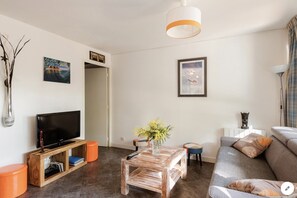 Smart-TV, videospill, DVD-spiller og bordtennis