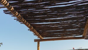 A wooden deck with lounge chairs and a pool. - Casa Valentini Pousada (Jijoca de Jericoacoara)