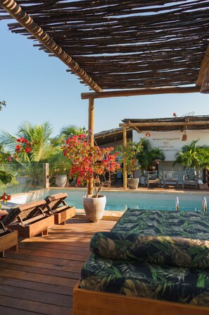 Piscine extérieure, chaises longues