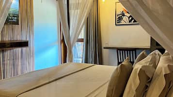 Quarto premium, varanda | Roupas de cama premium, frigobar, cofres nos quartos, cortinas blackout