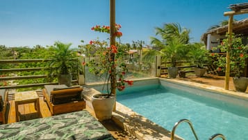Piscina externa, funciona das 9h às 21h, espreguiçadeiras