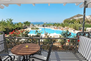 A terrace with a view of a swimming pool and the sea. - Galini Tropika (Agios Vasileios)