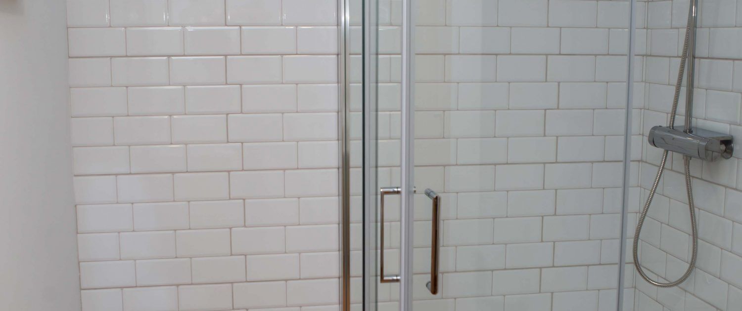Habitación doble estándar (w/external private bathroom) | Baño | Amenidades de baño gratuitas, secadora de cabello, toallas, jabón 
