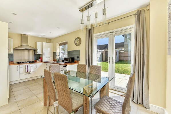 Design House | Dining room - London Heathrow Living Holywell Serviced Houses (Staines)