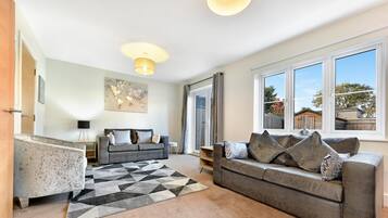 Exclusive House | Living area | 48-inch Smart TV with digital channels, TV, Netflix