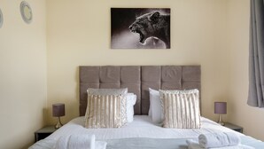 Unclassified image, 3 of 183, button - London Heathrow Living Holywell Serviced Houses (Staines)