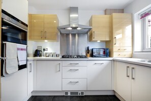 Business House, 3 Bedrooms | Private kitchen - London Heathrow Living Holywell Serviced Houses (Staines)