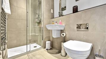 Exclusive House | Bathroom | Combined shower/bathtub, free toiletries, hair dryer, towels