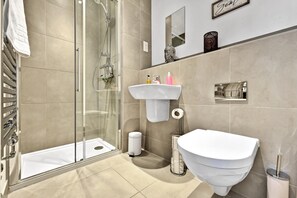 Casa exclusiva | Baño | Tina con regadera, amenidades de baño gratuitas, secadora de cabello 