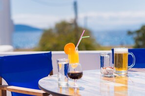 Bar en bord de piscine