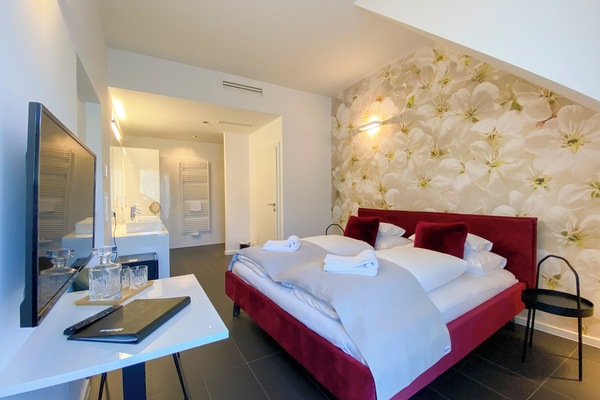 Deluxe-Doppelzimmer, Balkon (stay small) | Minibar, Zimmersafe, individuell dekoriert