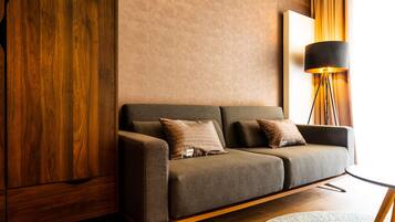 Suite monolocale Deluxe, cucina (Stay Large) | Area soggiorno | TV a schermo piatto 100 cm con canali satellitari, TV