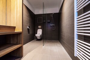 Suite monolocale Deluxe, cucina (Stay Large) | Bagno | Doccia, set di cortesia gratuito, asciugacapelli, asciugamani
