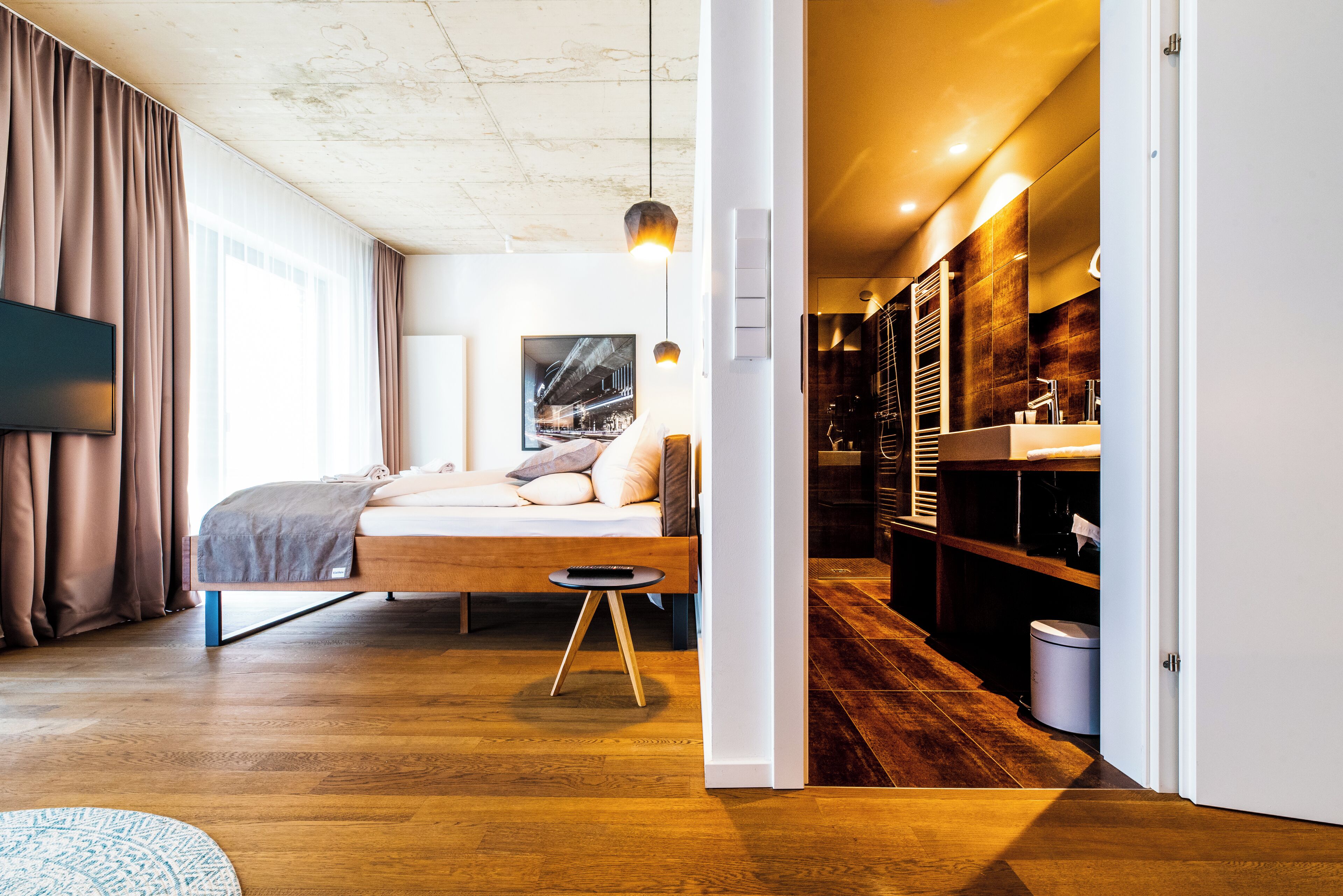 Minibaari, tallelokero huoneessa, yksilöllisesti sisustettu